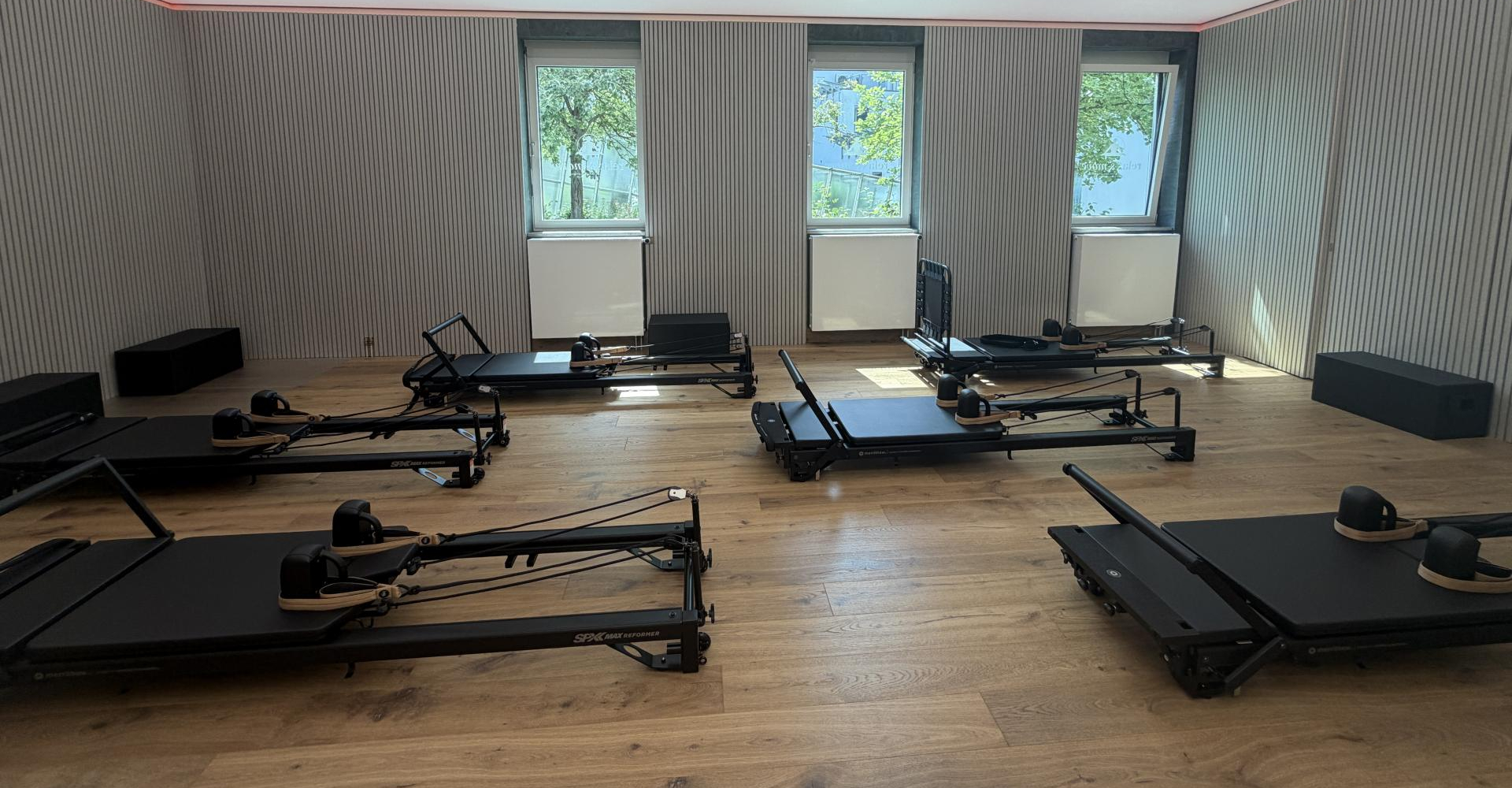 Modern ausgestatteter Reformer Pilates Raum in Amberg