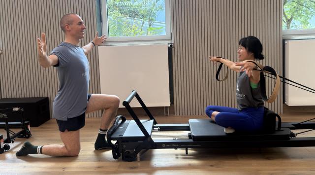 Individuell betreutes Pilates Training auf dem Reformer